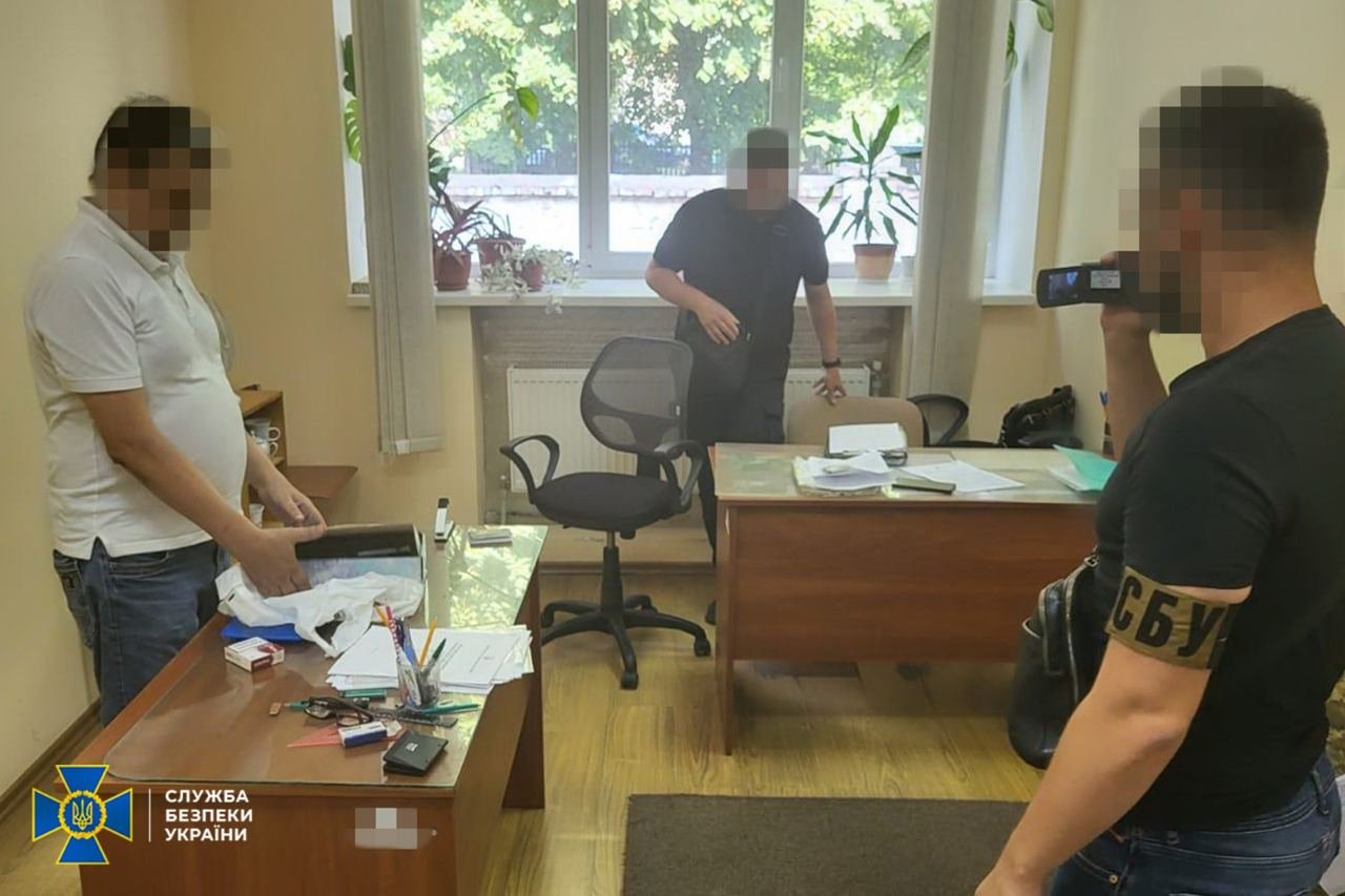 При обшуках знайдено гроші, документи, чернетки та комп’ютерну техніку із доказами незаконної діяльності (Фото: СБУ)