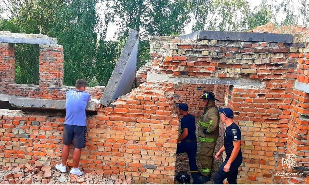 Руку дівчинки деблокували з-під панельної плити за допомогою гідравлічного розтискача та гідравлічного домкрату / © 