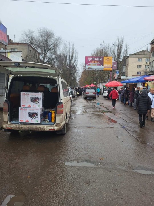 Дорогою до нині вже звільненого Херсона Юрій часто везе генератори – у місті досі досить важка ситуація з електрикою (Фото: надано платформою Свій дім)