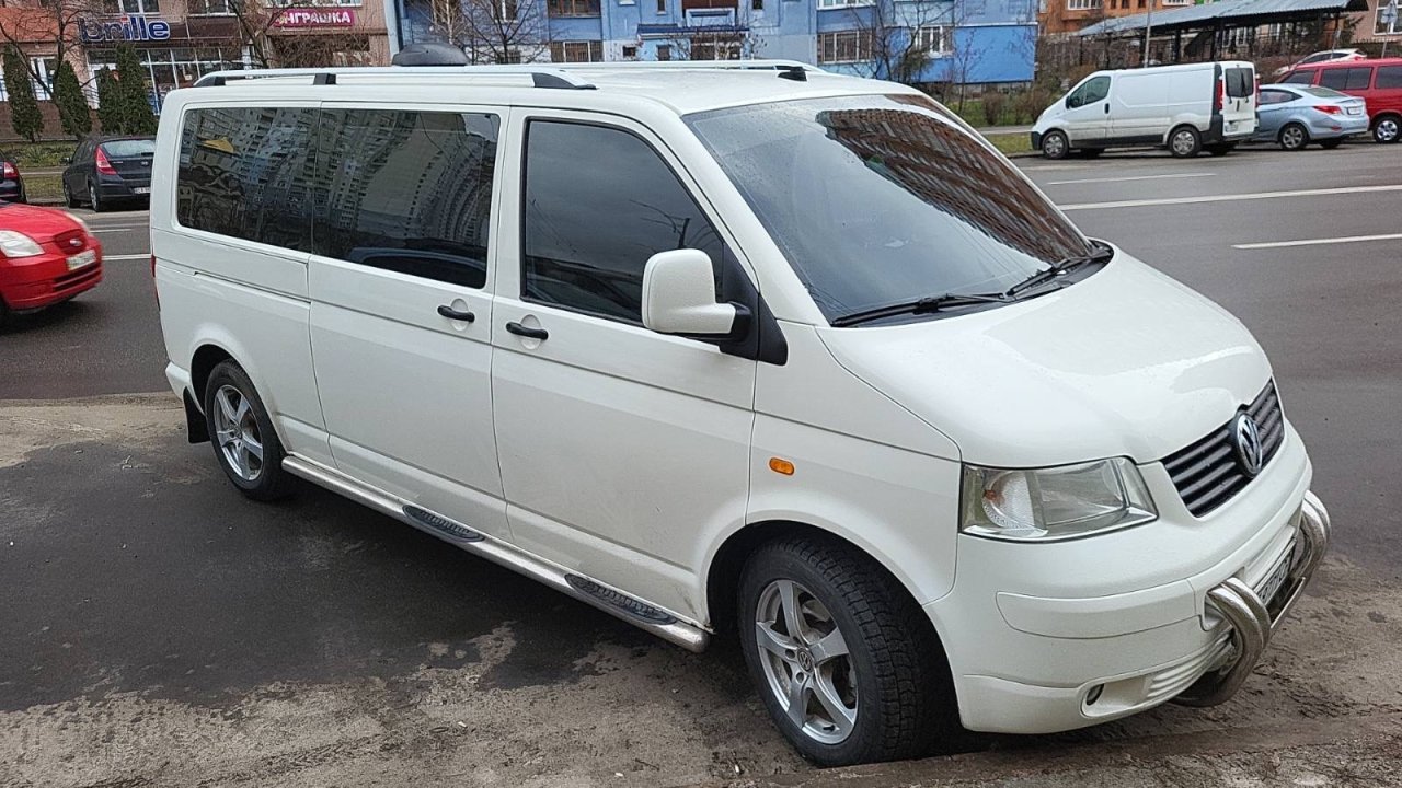 Людей та їхні речі Юрій перевозить на власному Volkswagen Transporter (Фото: надано платформою Свій дім)