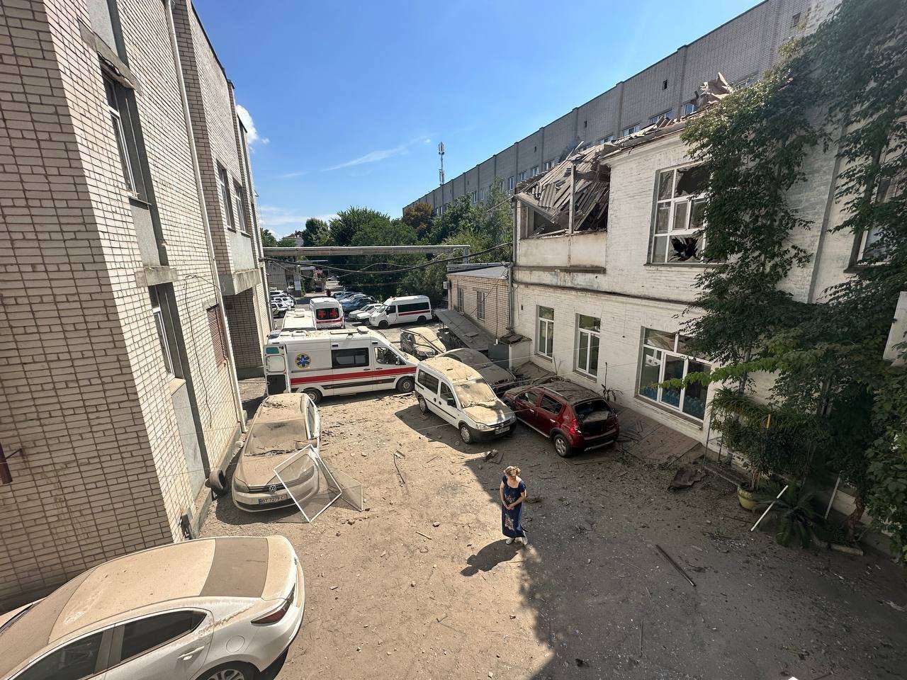 Пошкоджено два поверхи Херсонської міської клінічної лікарні ім Є. Є. Карабелеша (Фото: Міністерство охорони здоровʼя України)