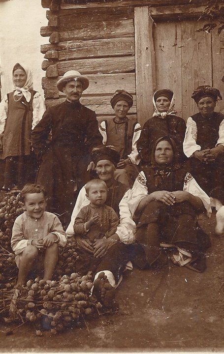 Жінки села Плоске Ніжинського повіту Чернігівщини зібралися хорошити мак, 1914 рік. (Фото: З приватної колекції)