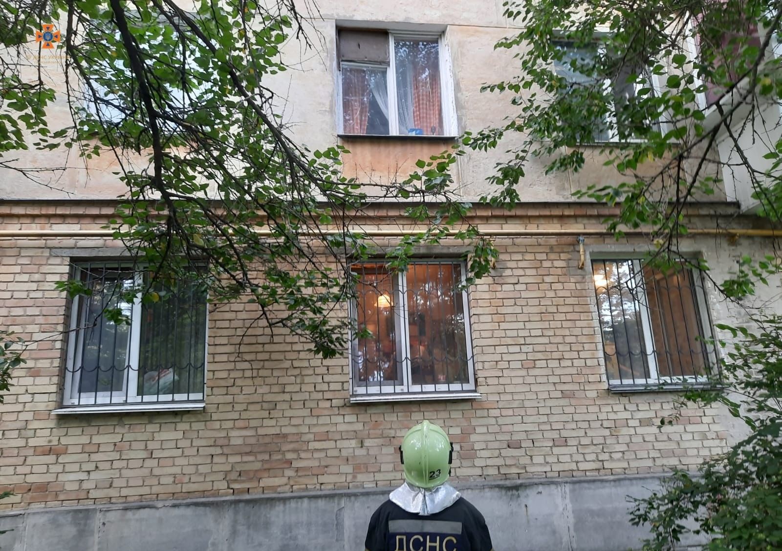 Рятувальники передали маленьку бешкетницю поліцейським / © 