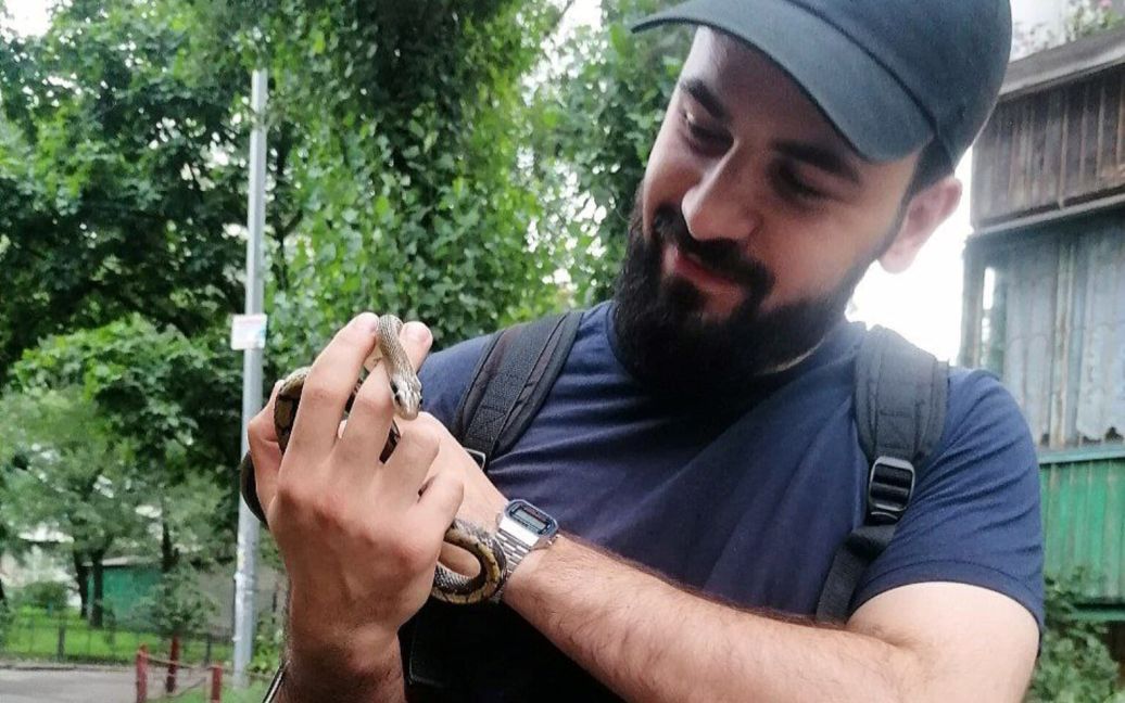 Мешканка Києва виявила змію у квартирі і викликала фахівців Служби порятунку тварин / © Facebook / Команда порятунку тварин міста Києва