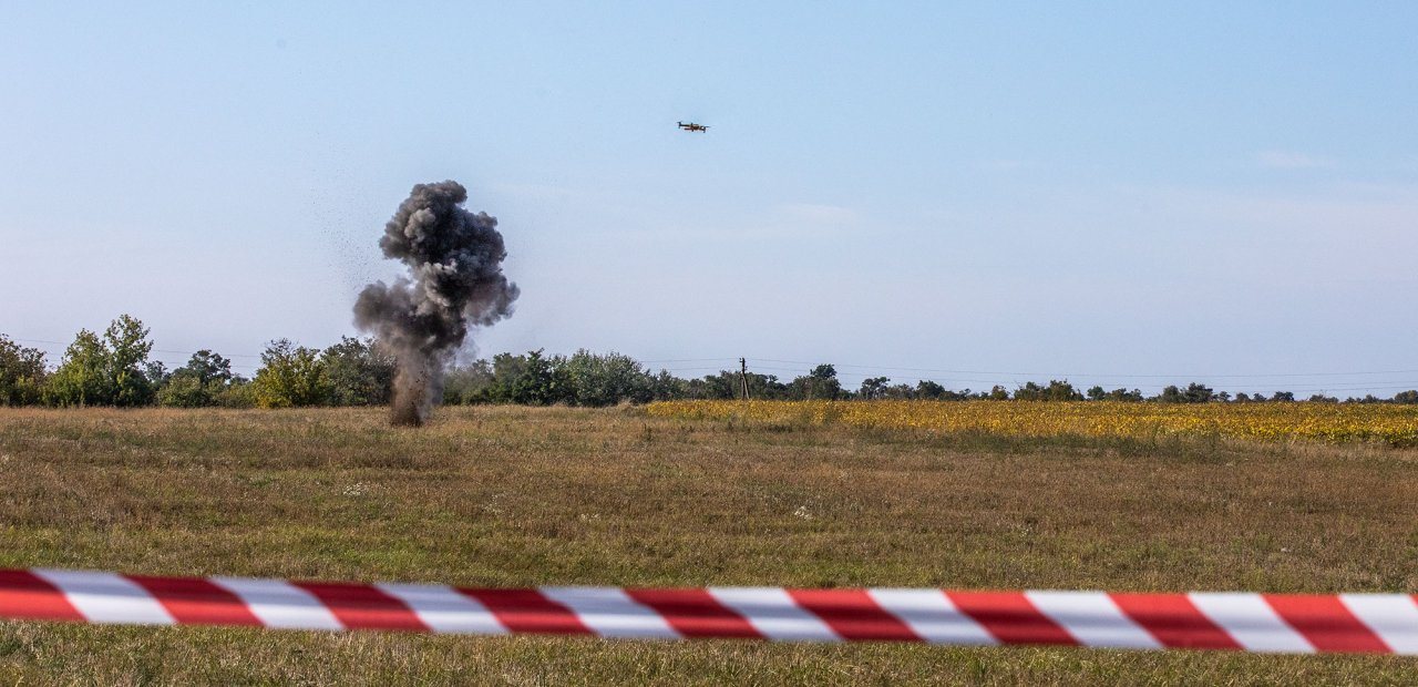 Підрив на полі показовий, але ділянка насправді забруднена боєприпасами (Фото: Олександр Медведєв)