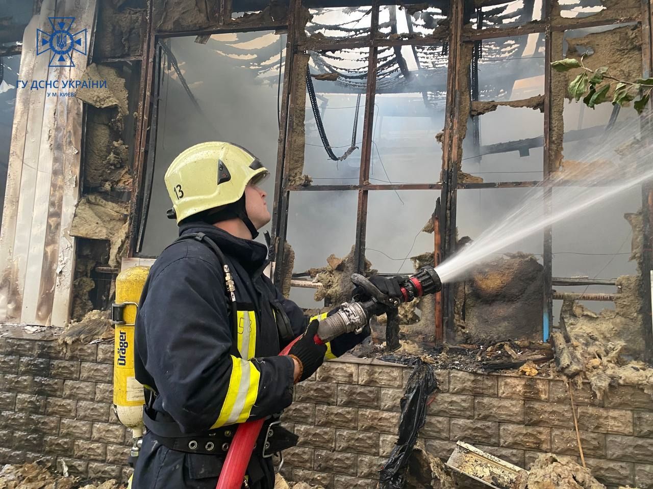 Пожежа в Києві на вулиці Райдужній / © Управління ДСНС Києва