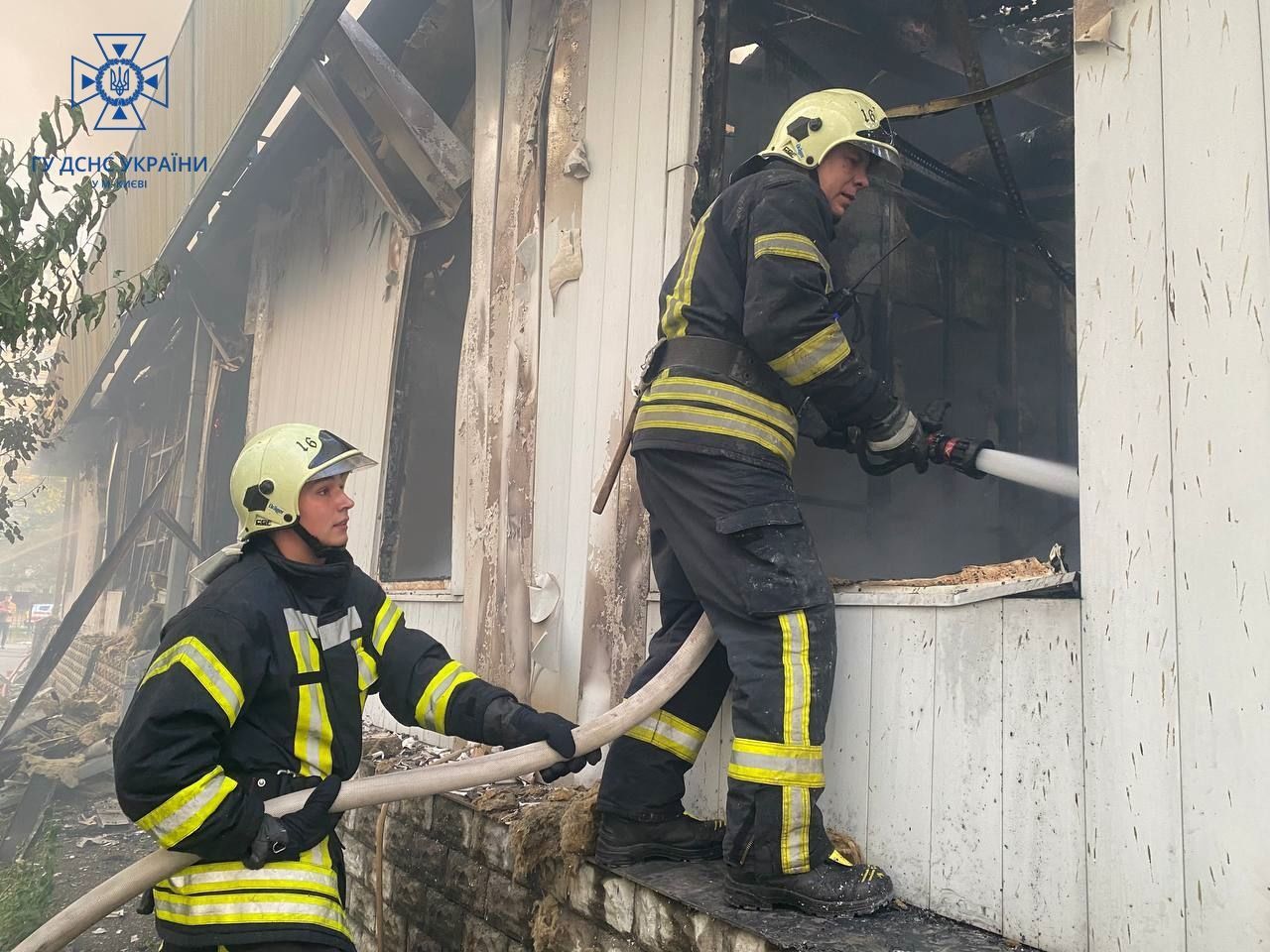 Пожежа в Києві на вулиці Райдужній / © Управління ДСНС Києва
