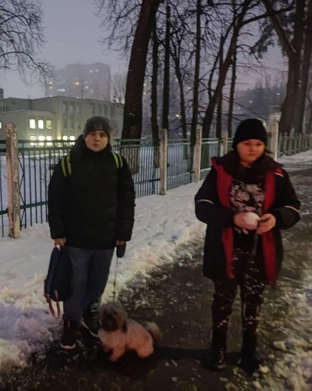 Школярі, над якими збили ракету у Києві / © 