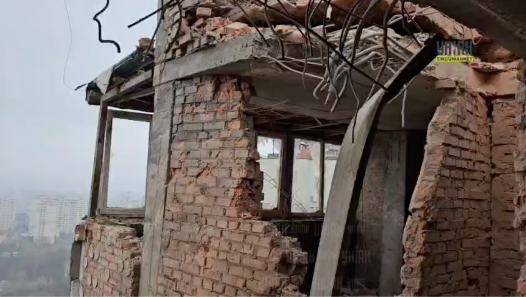 Одна з пошкоджених квартир у багатоповерхівці Києва внаслідок влучання БПЛА / Скриншот / © 