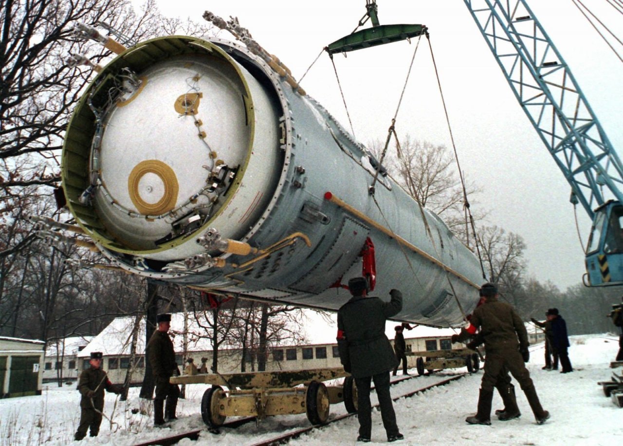 Підготовка балістичної ракети СС-19 до демонтажу на базі у смт. Вакуленчук, Житомирська область, 24 грудня 1997 року (Фото: AP)