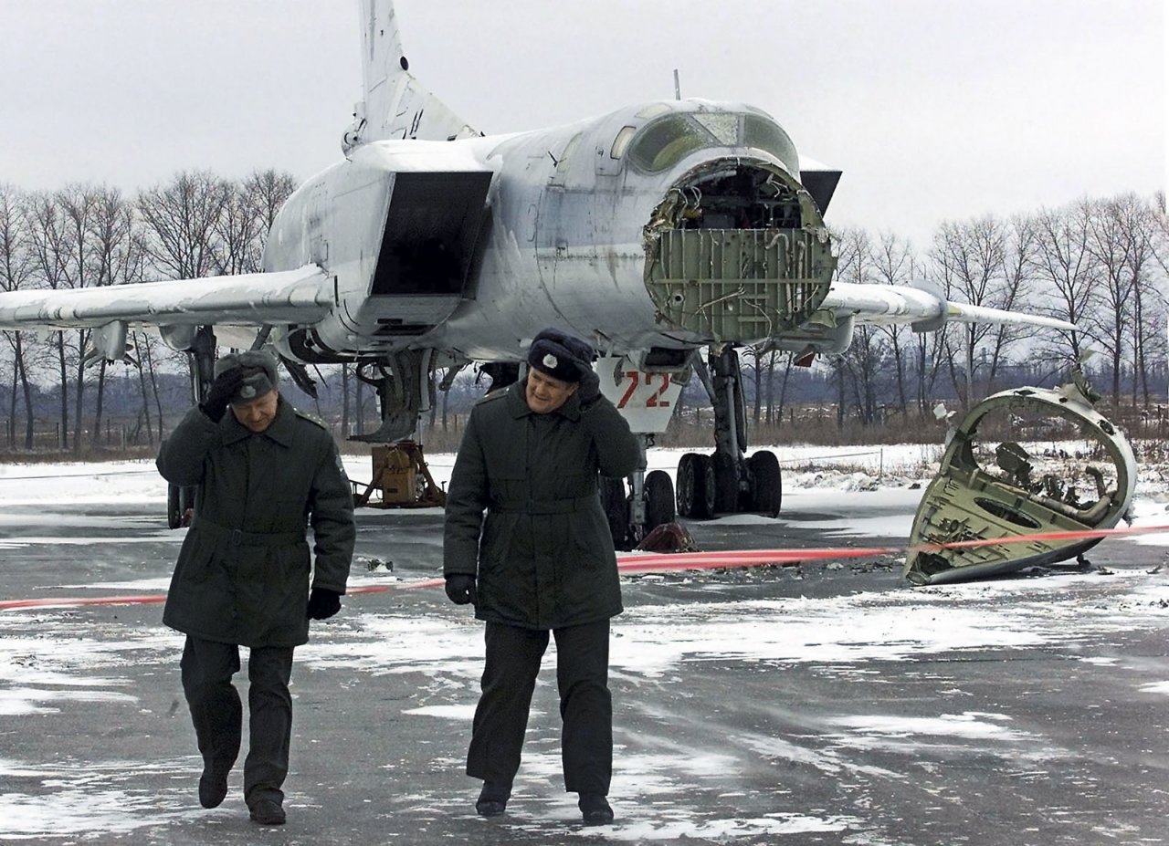 Пілоти стратегічного бомбардувальника Ту-22 МС попрощалися зі своєю бойовою машиною, демонтованою за договором про ліквідацію ядерного арсеналу України. Прилуки, 2 лютого 2001 року (Фото: AP)