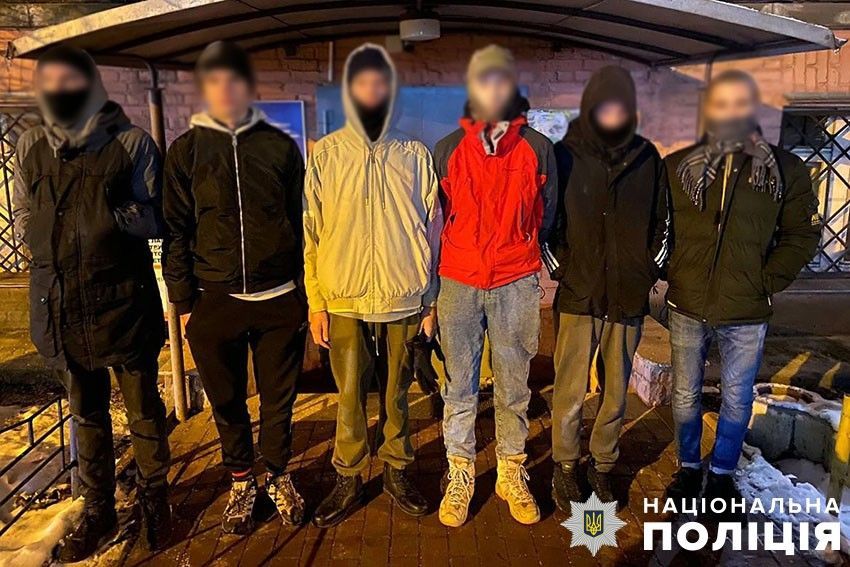 Наслідуючи приклад російського серіалу, молодики організували та скоїли напад на 16-річного хлопця / Фото: Поліція Києва / © 
