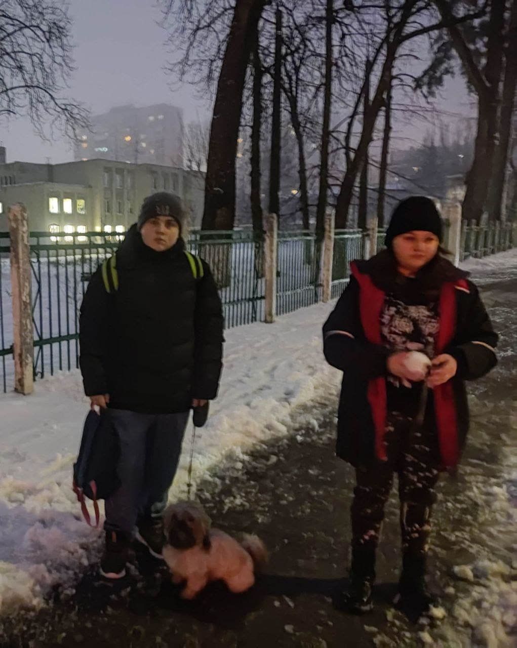 Саша і Богдан зі своєю собачкою Айкою породи мальтіпу / Фото: Тетяна Даниленко / © 
