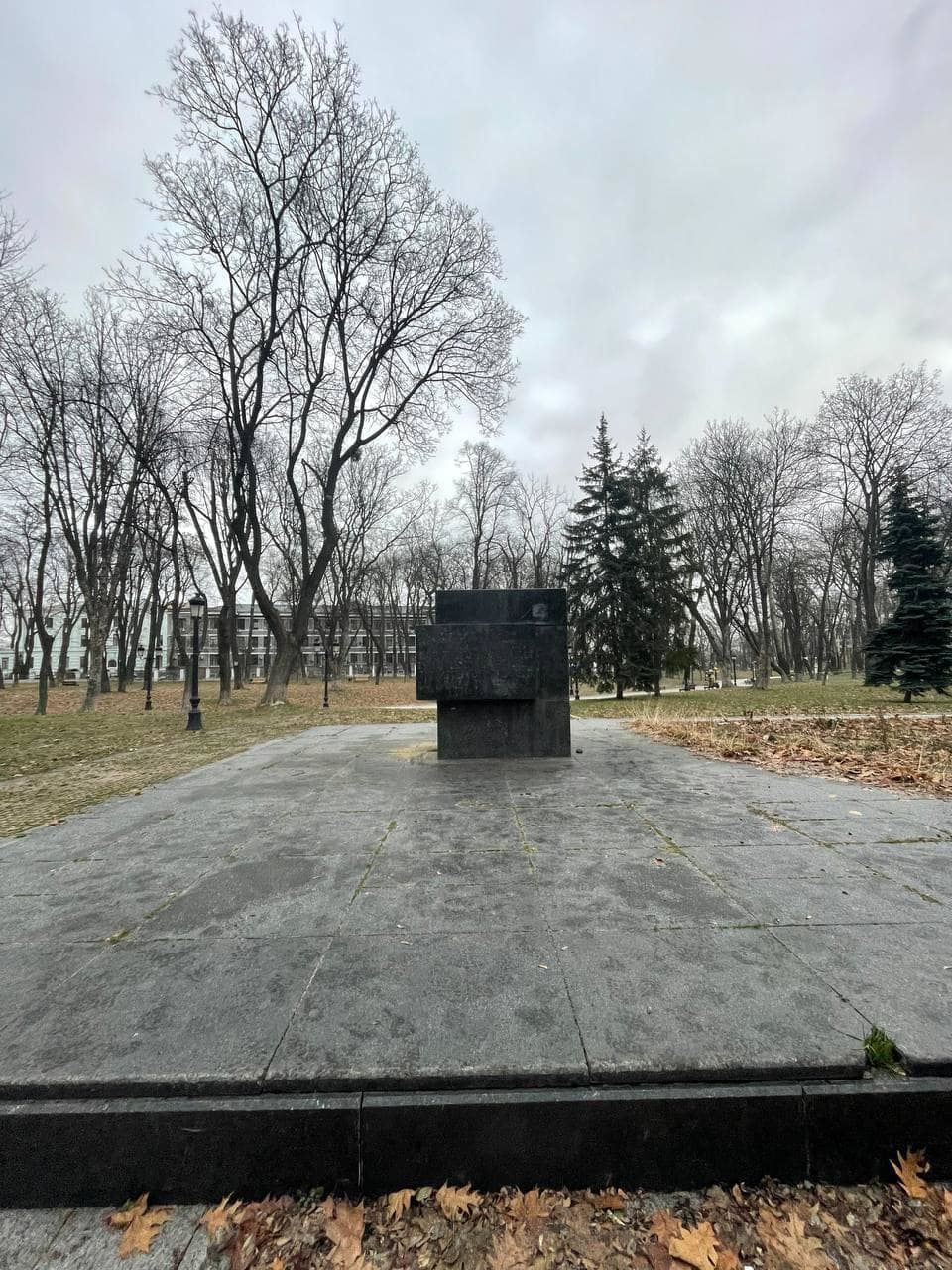 Це все, що залишилось від радянського постаменту / Фото: КМДА / © 