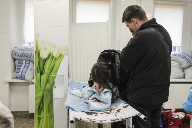 Марина Яцко над 18-місячним сином, загиблим внаслідок обстрілів Маріуполя (Фото: Євген Малолєтка)
