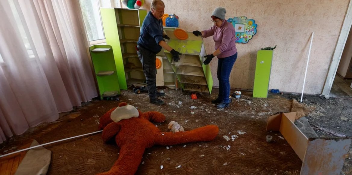 Руйнування в дитячому садочку на Солом’янці після удару російських дронів у ніч проти 25 листопада 2023 року (Фото: Reuters / Valentyn Ogirenko)