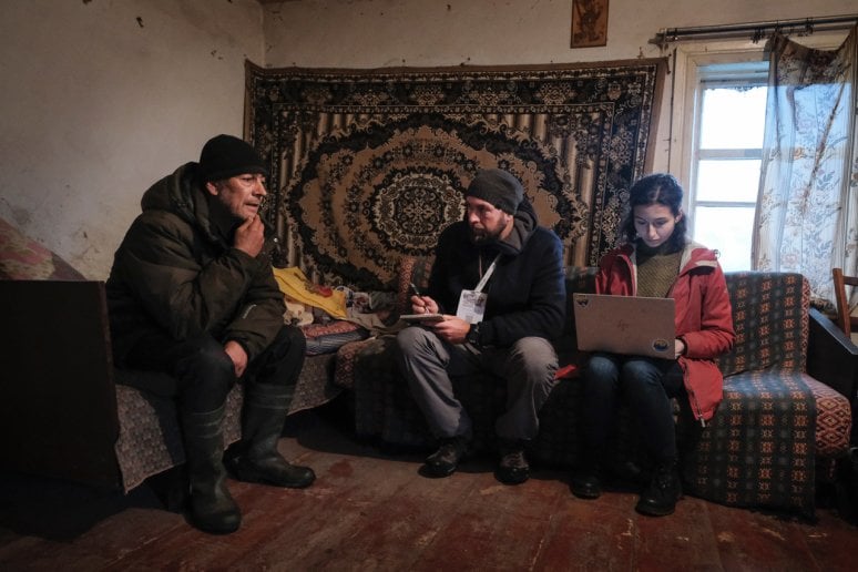 Документатори Truth Hounds та IPHR у спільній місії Чернігівщиною опитують свідка із села Петрушин (Фото: Daniel Rosenthal)