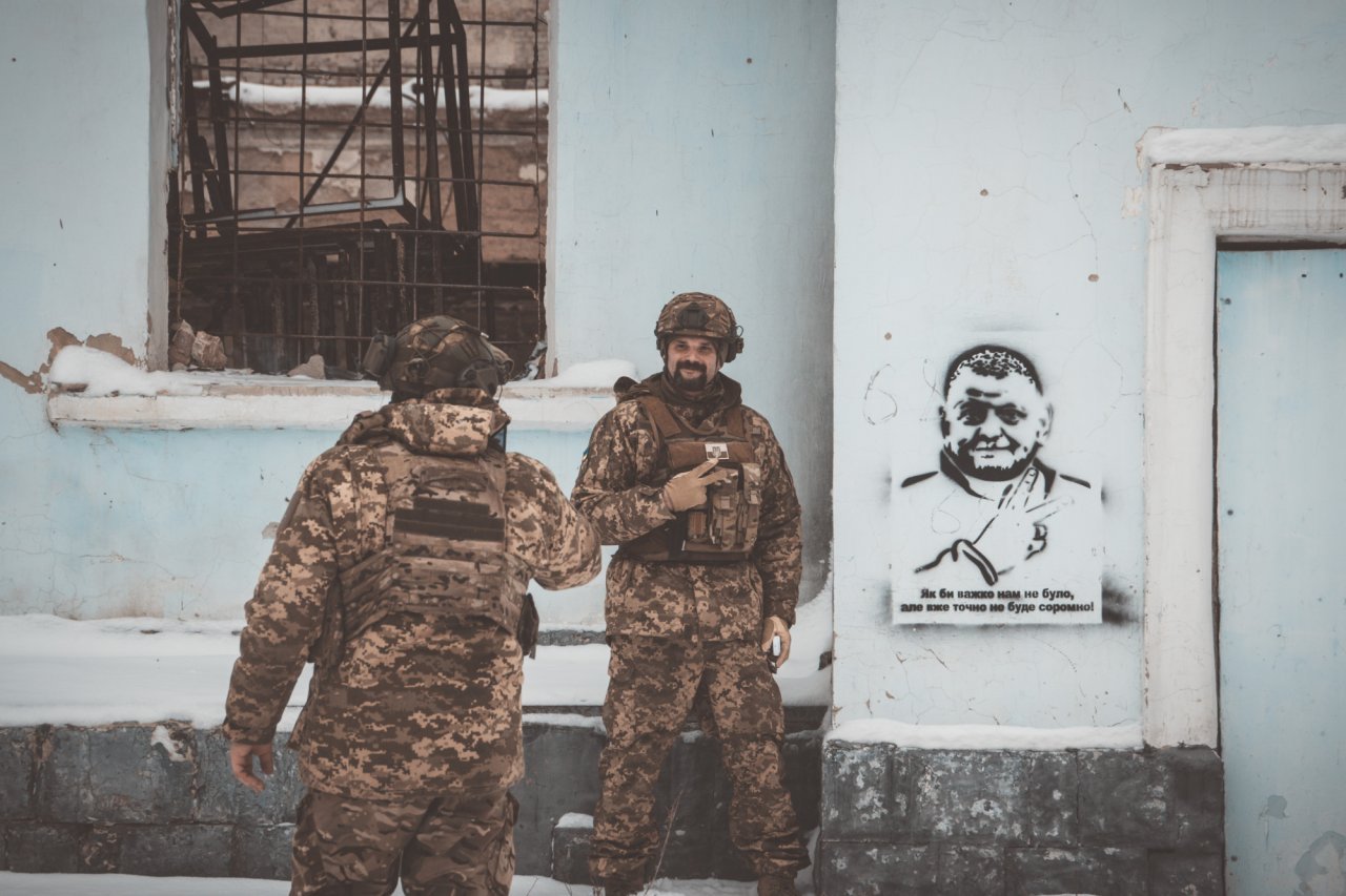 Українські бійці позують на тлі графіті з зображенням головнокомандувача ЗСУ Валерія Залужного, Часів Яр, січень 2024 року (Фото: Сергій Окунєв / NV)