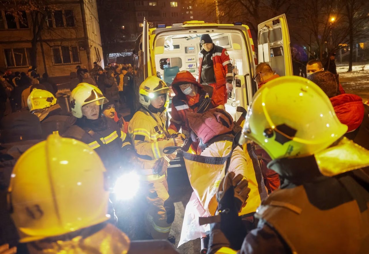 Медики й рятувальники надають допомогу пораненим, Київ, 13 грудня 2023 року (Фото: REUTERS/Gleb Garanich)