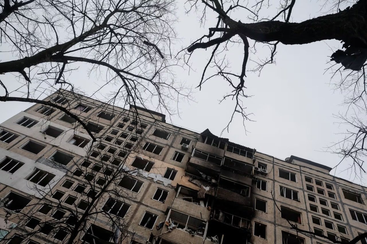 Два під'їзди сильно постраждали від ударної хвилі та вогню (Фото: REUTERS/Gleb Garanich)