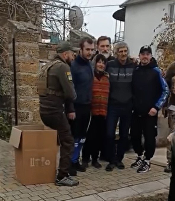 Врятовані та рятівники. Справа наліво в першому ряду: військовий Євген, мешканець Правдиного Олег Білий, його дружина Софія Біла, Артем Лук’яненко, за їхніми спинами - третій врятований військовий Сергій (Фото: Громадське)