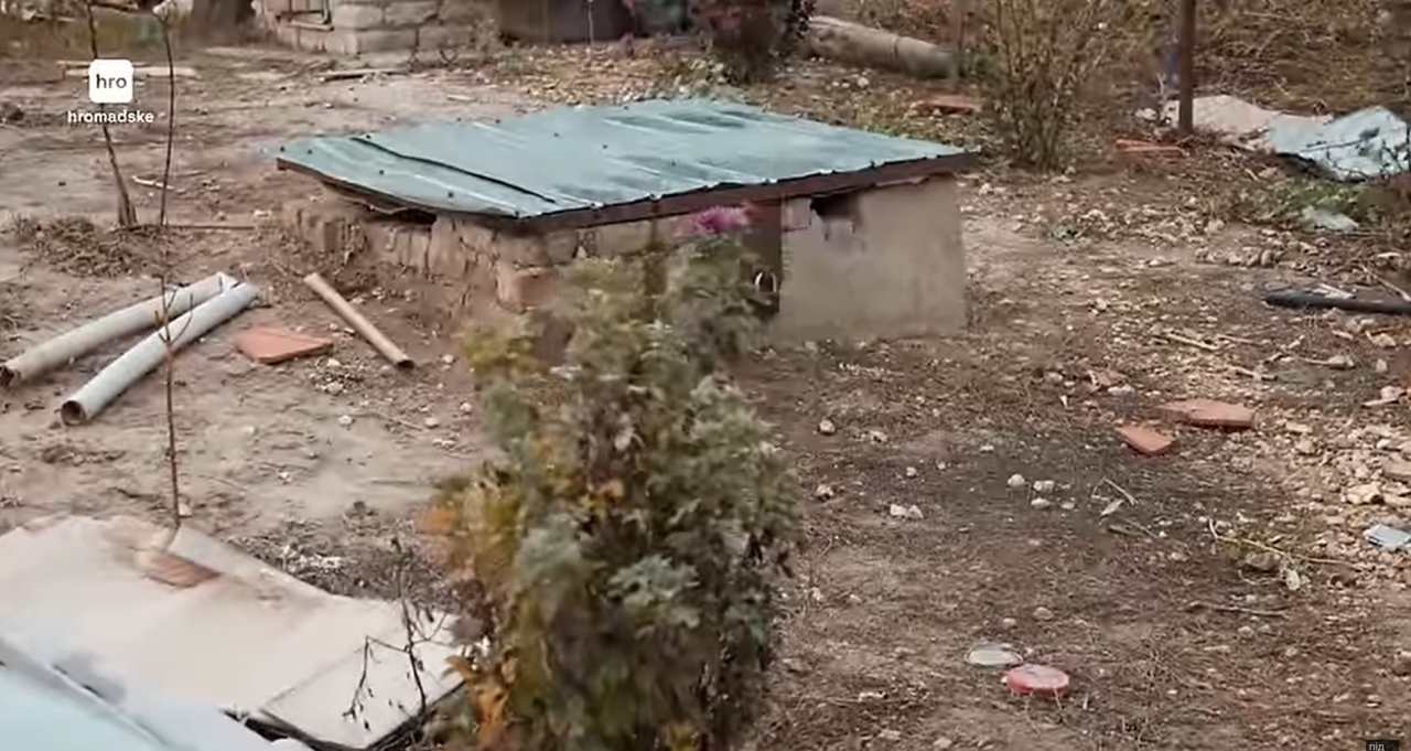 Льох на подвір'ї, в якому родина переховувала трьох бійців ЗСУ (Фото: Громадське)