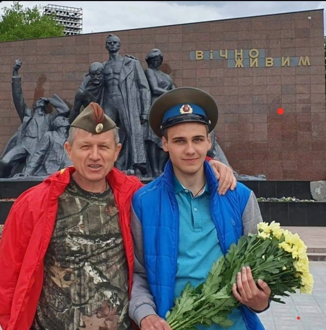 Микола Корецький зі своїм сином Максимом біля меморіалу «Вічно живим» у Кременчуці (Фото: Facebook Миколи Корецького)