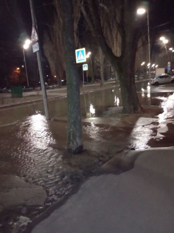 На столичній Русанівці прорвало водогін / © 