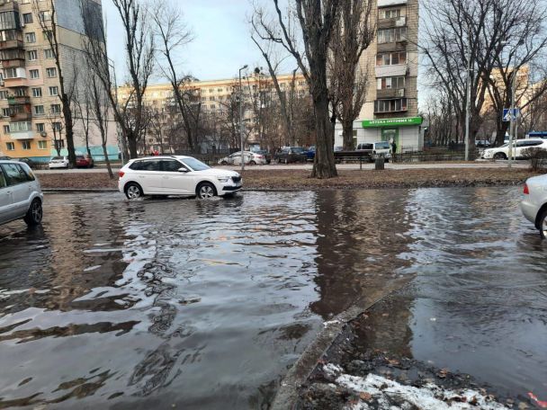 На столичній Русанівці прорвало водогін / © 