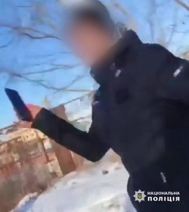 Один із хлопців, який знімав бійку дівчат на телефон і навіть не думав втрутитись / Фото: Поліція Київської області / © 