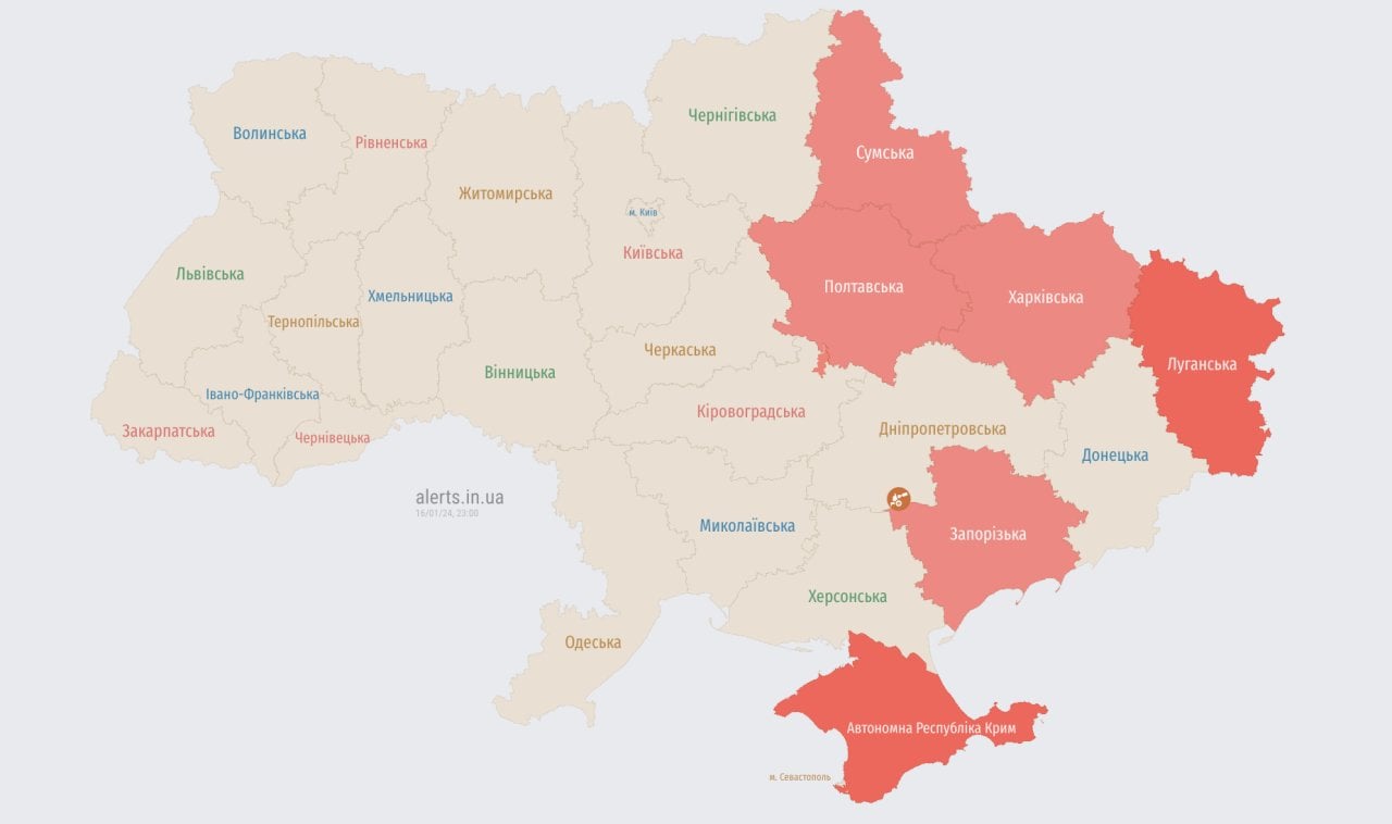Мапа повітряних тривог в Україні станом на 22:01 (Фото: alerts.in.ua)