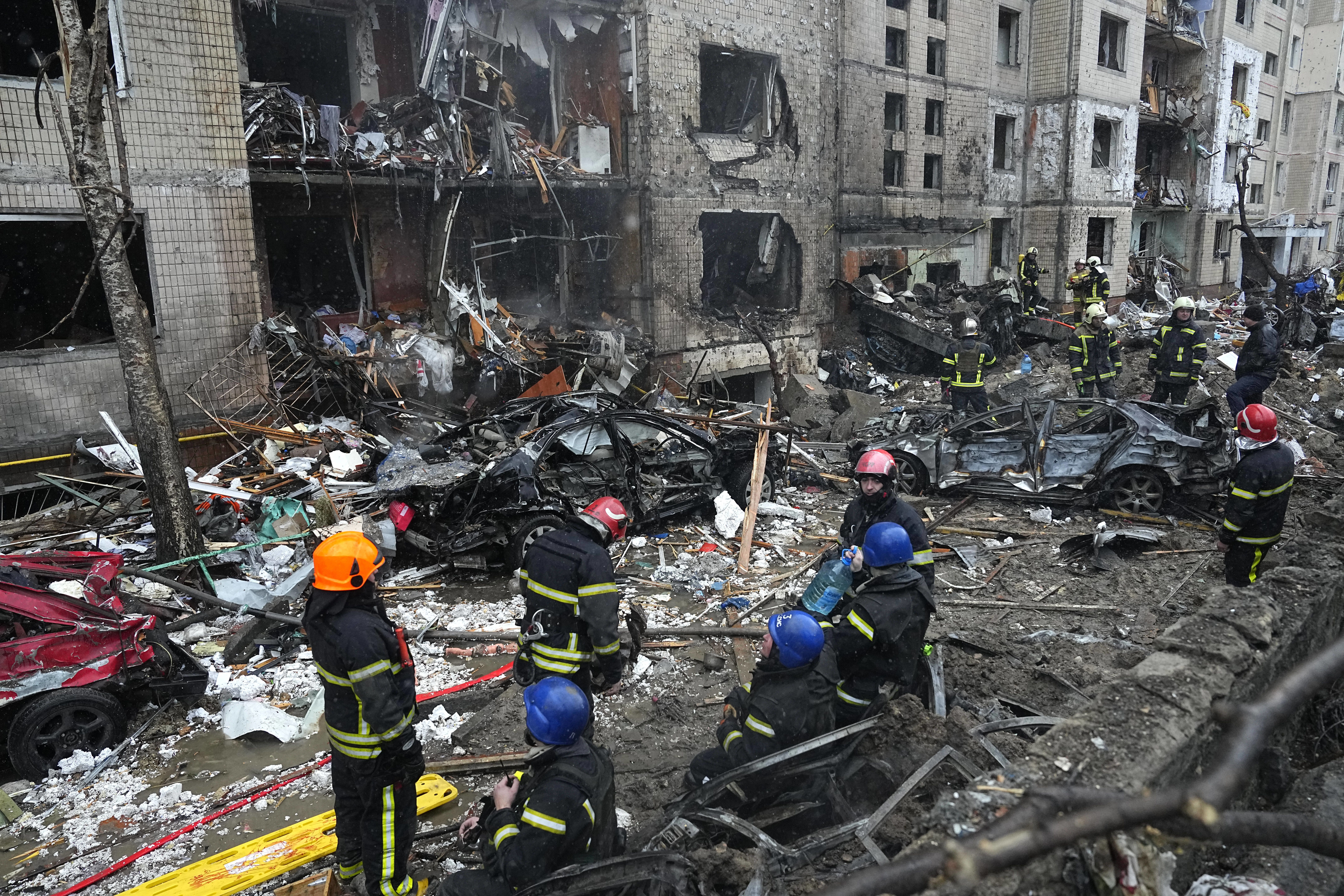 Пошкоджена багатоповерхівка на Солом'янці у Києві. / © Associated Press
