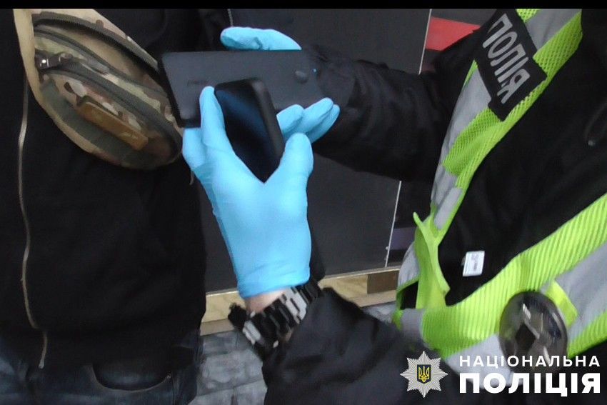 Поліція затримала рецидивіста і знайшла у нього смартфон дитини / Фото: поліція Києва / © 